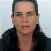 Profesora de Medicina, de Bioética y de Sociología de la Salud. Además imparto clases de biología, bioquímica. Y matemáticas.